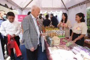 Sinar Mas Rayakan Ulang Tahun ke-85 dengan Tjipta UMKM Fair 5.0 Board Member Sinar Mas Muktar Widjaja saat melakukan kunjungan di anjungan mitra binaan Sinar Mas dalam Tjipta UMKM Fair 5.0 di Jakarta