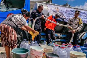 Antisipasi Dampak Kekeringan, Polres Blitar Salurkan Bantuan Enam Tangki Air Bersih Petugas dari Polres Blitar saat mendistribusikan air bersih untuk warga (foto: Dok Humas Polri)