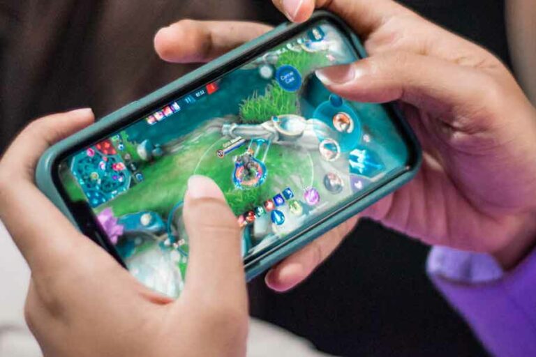 GGWP Luncurkan Layanan Top Up Game, Perkuat Ekosistem Gaming Indonesia Ilustrasi mobile gamer (foto: Pandhuya Niking, unsplash)