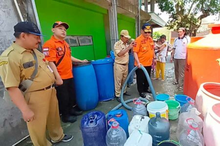 Petugas mendistribusikan air bersih pada warga terdampak kekeringan di Semarang (foto: Dok Humas Pemkot Semarang)