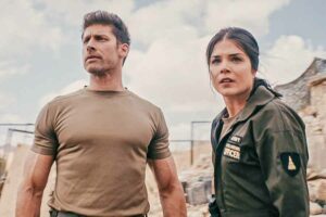 Sinopsis Jiu Jitsu (2020), Film Fiksi Ilmiah Tentang Prajurit Jiu Jitsu Legendaris Melawan Alien Alain Moussi dan Marie Avgeropoulos dalam salah satu adegan di film Jiu Jitsu (2020)