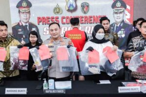 Kapolrestabes Surabaya ketika menunjukan berbagai barang bukti