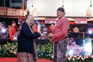 TNI Raih 17 Rekor MURI dalam Perayaan HUT-nya yang Ke-78 Jaya Suprana, pendiri MURI, memberikan piagam kepada Panglima TNI sebagai pengakuan rekor baru