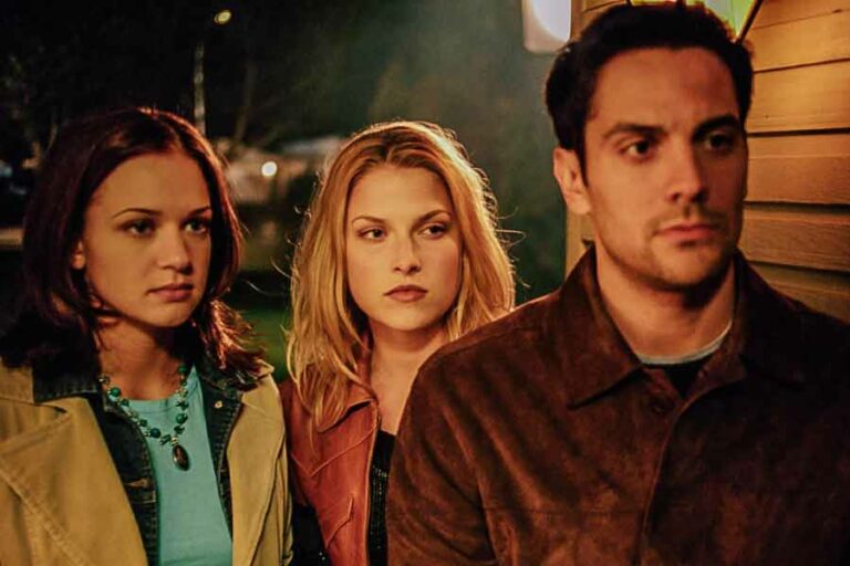 Sinopsis Final Destination 2 (2003): Jurus Bersiasat dengan Malaikat Maut yang Berdiri di Depan Mata A.J. Cook, Ali Larter, dan Michael Landes dalam Final Destination 2 (2003)