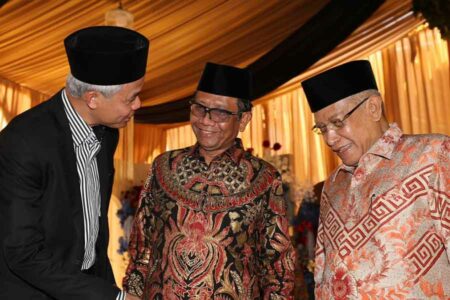 Ganjar Pranowo saat bertemu dengan Mahfud MD di pernikahan keponakan KH Said Aqil Siroj di Ponpes KHAS Kempek Cirebon