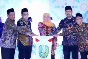 Penutupan MTQ XXX ditandai dengan penekanan tombol sirine oleh Gubernur Khofifah didampingi Ketua DPRD Jatim, Sekda Prov. Jatim, Walikota Pasuruan, dan Ka. Kanwil Kemenag Prov. Jatim.