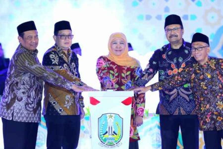 Penutupan MTQ XXX ditandai dengan penekanan tombol sirine oleh Gubernur Khofifah didampingi Ketua DPRD Jatim, Sekda Prov. Jatim, Walikota Pasuruan, dan Ka. Kanwil Kemenag Prov. Jatim.