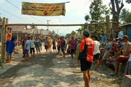 Warga Dusun Rejokaton, Desa Sumberagung, Kecamatan Gandusari, Kabupaten Blitar, akhirnya menutup jalan yang makin rusak (foto: dok beritajatim.com)