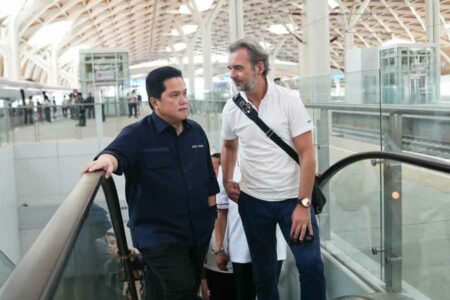 Ketua Umum PSSI Erick Thohir mengajak Tim FIFA melakukan perjalanan dengan kereta cepat Whoosh dari Stasiun Halim, Jakarta, ke Stasiun Tegalluar, Bandung
