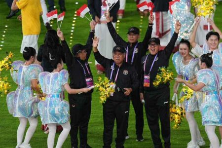 Menteri Basuki Hadimuljono Pimpin Defile Tim Indonesia di Penutupan Asian Games 2022 Hangzhou Basuki Hadimuljono, Chef de Mission (CdM) Tim Indonesia saat memimpin defile Tim Indonesia dalam penutupan Asian Games 2022 Hangzhou, China