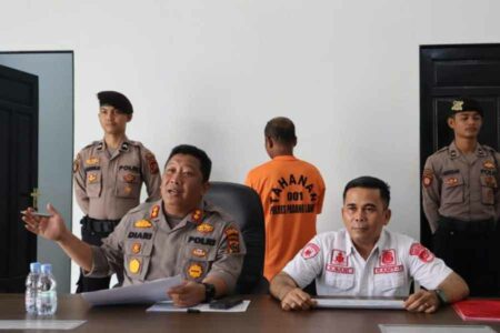 Polres Padang Lawas Tangkap Pria 61 tahun yang Pertontonkan Video Porno pada Anak Kapolres Padang Lawas, AKBP Diari Astetika S.IK, saat memberikan keterangan pers