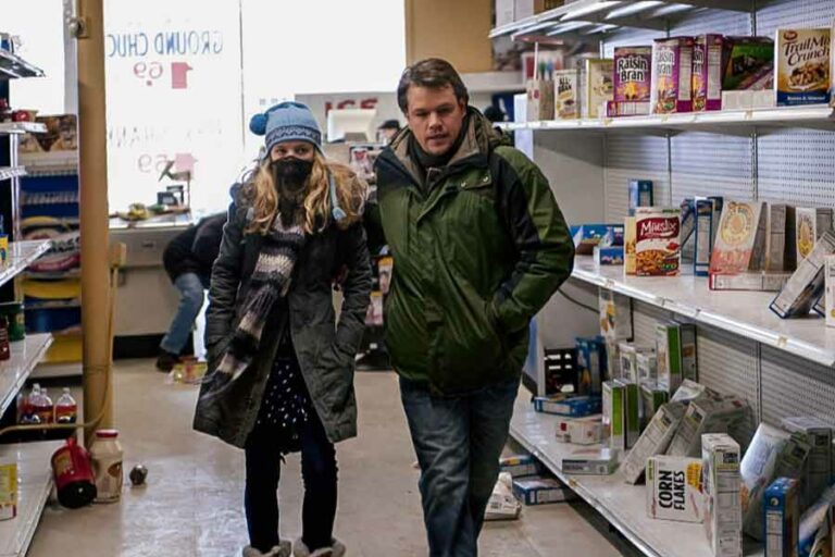 Anna Jacoby-Heron dan Matt Damon dalam sebuah adegan di film Contagion (2011)