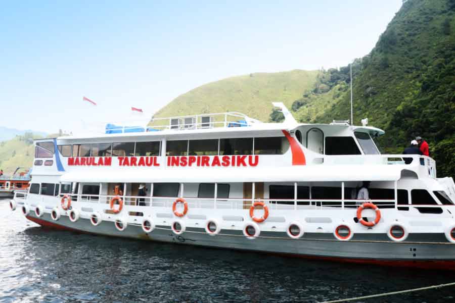 Salah satu kapal yang mengelilingi Danau Toba, kawasan wisata andalan di Sumatera Utara