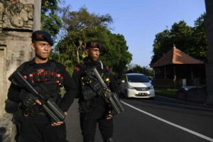 Personel Brimob bersiaga di pintu masuk kawasan ITDC, lokasi KTT Archipelagic and Island States (AIS) Forum 2023 di Nusa Dua, Bali (foto: Dok Media Center KTT AIS Forum 2023)
