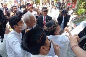 Xanana Gusmao Tiba di Bandara I Gusti Ngurah Rai, Langsung Dapat Ajakan Swafoto PM Timor Leste Xanana Gusmao saat menerima ajakan swafoto di Bandara I Gusti Ngurah Rai (foto: Dok Humas Polri)