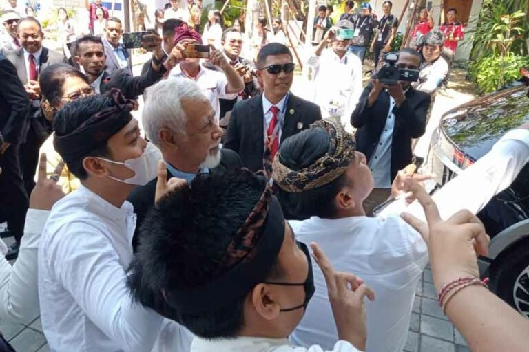 PM Timor Leste Xanana Gusmao saat menerima ajakan swafoto di Bandara I Gusti Ngurah Rai (foto: Dok Humas Polri)