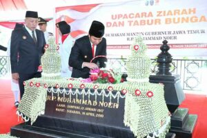 Wagub Jatim Emil Elestianto Dardak saat melakukan ziarah dan tabur bunga ke makam Raden Panji Mohammad Noer, Sampang