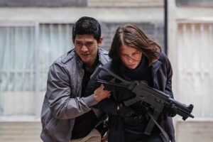 Sinopsis Mile 22 (2018), Film Aksi Mark Wahlberg dan Iko Uwais Iko Uwais dan Lauren Cohan dalam sebuah adegan di Mile 22 (2018)