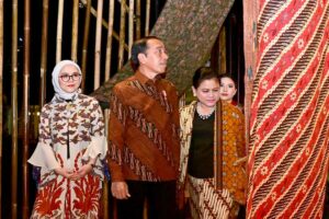 Lewat Istana Berbatik 2023, Presiden Jokowi Ajak Masyarakat Bangga Budaya Indonesia Presiden Jokowi bersama Iriana Joko Widodo saat menghadiri pagelaran Istana Berbatik di depan Istana Merdeka, Jakarta (foto: Dok BPMI Setpres)