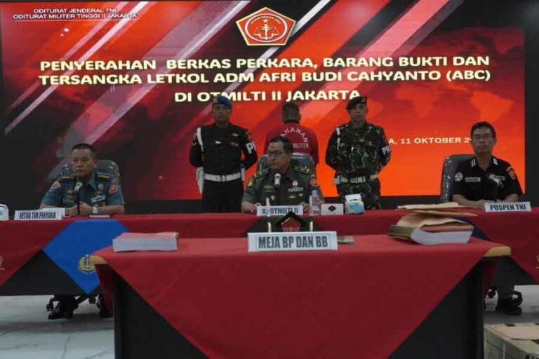 Komitmen TNI: Kasus di Basarnas Tidak Ada yang Disembunyikan Penyerahan tersangka, berkas perkara, dan barang bukti mantan Koorsmin Kabasarnas Letkol ABC kepada Kepala Oditur Militer Tinggi (Otmilti) II Jakarta Brigjen TNI Safrin Rahman, S.H., M.H. di Aula Oditurat Militer Tinggi II Jakarta