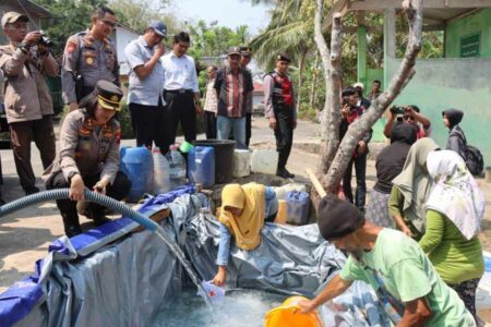 Polres Magelang Kota Salurkan Bantuan Air Bersih pada Warga Terdampak Kekeringan di Desa Dlimas (foto: Dok Humas Polri)