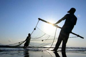 Penangkapan ikan dengan jaring tarik di Pulau Santen, Banyuwangi, Jawa Timur (foto: antara)