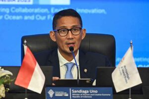 Jadi Kunci Ekonomi Biru, AIS Forum 2023 Pertegas Konsep Pariwisata Berkelanjutan Menparekraf RI Sandiaga Salahuddin Uno saat menyampaikan keterangan pers di sela KTT AIS Forum 2023 (foto: Dok Media Center KTT AIS Forum 2023)