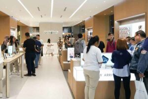 Hadir di Yogyakarta, OPPO Experience Store Tawarkan Lelang Produk Oppo Mulai Rp 50 Ribu! OPPO Experience Store di Ambarukmo Mall, Yogyakarta.