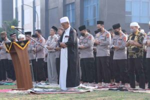 Polda Sumsel Gelar Salat Istisqa sebagai Ikhtiar Atasi Kekeringan dan Karhutla Polda Sumsel menggelar salat istisqa di lapangan upacara depan Gedung Utama Presisi Mapolda Sumsel, Palembang, pada Jumat (13/10/2023) pagi.