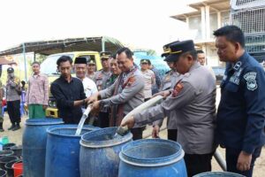 Polres Jepara bersama Forkopimcam Kedung mengadakan kegiatan bakti sosial dengan menyalurkan sembako dan air bersih pada warga terdampak kekeringan di wilayah desa Tedunan, Kecamatan Kedung, Jepara.