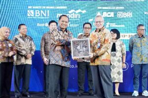 BCA Salurkan Kredit Sindikasi Rp1 Triliun untuk Dukung Proyek Pembangunan Pabrik Pupuk Pusri Direktur PT Bank Central Asia Tbk (BCA) Rudy Susanto (kanan depan) dan Direktur Utama PT Pupuk Sriwidjaja Palembang (Pusri) Tri Wahyudi Saleh (kiri depan) saling bertukar cinderamata usai Penandatanganan Perjanjian Kredit Sindikasi Proyek Pembangunan Pabrik Pupuk Pusri di Jakarta
