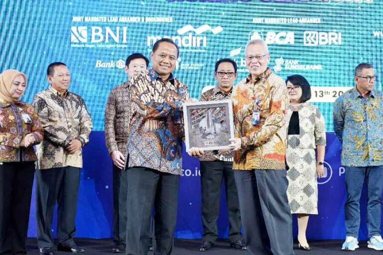 BCA Salurkan Kredit Sindikasi Rp1 Triliun untuk Dukung Proyek Pembangunan Pabrik Pupuk Pusri Direktur PT Bank Central Asia Tbk (BCA) Rudy Susanto (kanan depan) dan Direktur Utama PT Pupuk Sriwidjaja Palembang (Pusri) Tri Wahyudi Saleh (kiri depan) saling bertukar cinderamata usai Penandatanganan Perjanjian Kredit Sindikasi Proyek Pembangunan Pabrik Pupuk Pusri di Jakarta