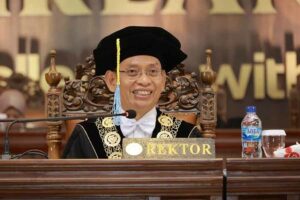 Rektor UNAIR Prof Dr Mohammad Nasih