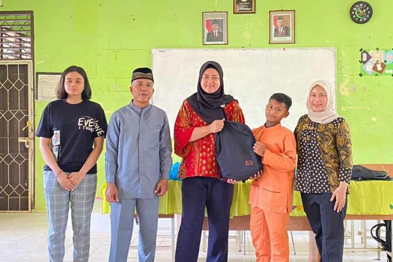 Pendampingan psikososial tersebut tidak hanya diperuntukkan bagi anak-anak semata, tetapi juga bagi para guru agar mereka mampu membantu dan membimbing anak-anak