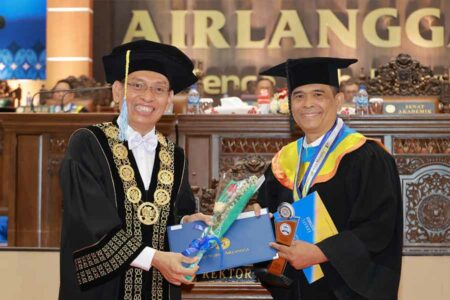 Kombes Pol Arnapi, peraih gelar Wisudawan Terbaik di tingkat S3 dari Fakultas Ilmu Sosial dan Ilmu Politik (FISIP) Universitas Airlangga (UNAIR) periode 234