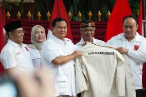 Ketua DPP Projo Budi Arie Setiadi menyerahkan jaket relawan Projo pada Ketua Umum Partai Gerindra Prabowo Subianto