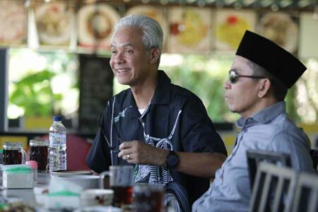 Ganjar Pranowo saat menikmati makan siang bersama TGB Muhammad Zainul Majdi.