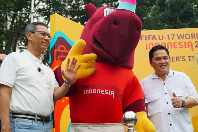 Warga Jakarta Antusias Sambut Trophy Experience Piala Dunia U-17 2023 Bacuya, maskot Piala Dunia, bersama Ketua Umum PSSI Erick Thohir dan Pjs Gubernur DKI Jakarta Heru Budi Hartono.