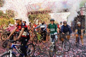 Gaungkan Semangat Kebersamaan, Emil Dardak Lepas 15 Ribu Peserta Fun Bike Jatim 2023