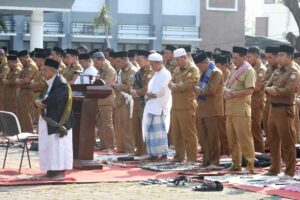 Ratusan Pegawai Pemerintah Kota Serang Lakukan Salat Istisqa Serang (pilar.id) - Ratusan pegawai Pemkot Serang mengikuti shalat Istisqa berjamaah (foto: dok humas pemkot serang)
