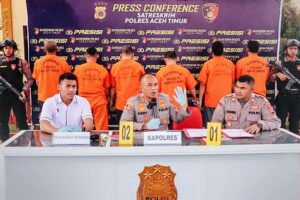 Kapolres Aceh Timur AKBP Andy Rahmansyah saat menjelaskan tiga kasus galian C ilegal. Pengungkapan ini disampaikan dalam konferensi pers di Polsek Idi Rayeuk, Aceh Timur (foto: Dok Humas Polri)