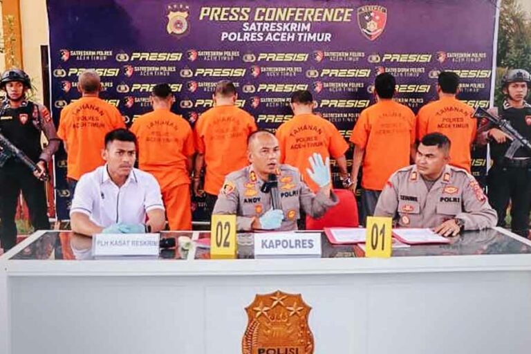 Kapolres Aceh Timur AKBP Andy Rahmansyah saat menjelaskan tiga kasus galian C ilegal. Pengungkapan ini disampaikan dalam konferensi pers di Polsek Idi Rayeuk, Aceh Timur (foto: Dok Humas Polri)