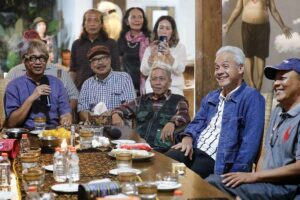 Ganjar Pranowo saat ngobrol santai bareng para seniman Yogyakarta di rumah Butet Kertaradjasa.