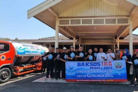 Sejumlah anggota Ikatan Keluarga Gunungkidul saat hadir dalam seremonial pelepasan air bersih sebagai bagian dari program Baksos IKG Peduli 2023.