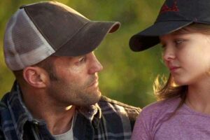 Sinopsis Homefront (2013), Aksi Pensiunan DEA Melawan Gembong Narkoba Kejam Jason Statham dan Izabela Vidovic dalam Homefront (2013)