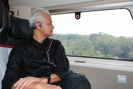 Ganjar Pranowo menikmati perjalanan kereta cepat Jakarta - Bandung Whoosh