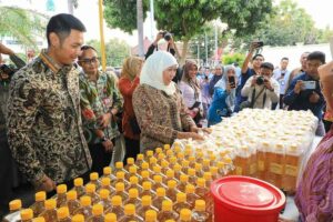 Rayakan HUT ke-78 Provinsi Jawa Timur, Gubernur Khofifah Gelar Pasar Murah di Tuban Gelaran pasar murah di Pendopo Kridha Manunggal, Kabupaten Tuban, Jawa Timur