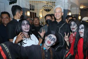 Menikmati Malam di Kota Bandung, Ganjar Pranowo Foto Bareng Hantu