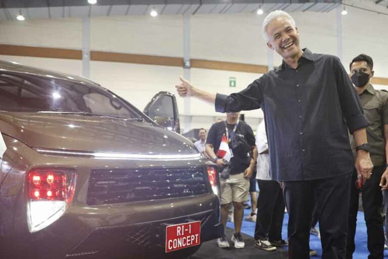 Ganjar Pranowo saat melihat mobil dengan plat RI-1