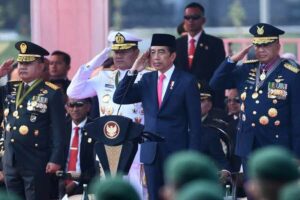 HUT TNI, Presiden Sampaikan Apresiasi pada TNI Sebagai Kekuatan Pelindung Rakyat Presiden Joko Widodo saat memimpin Upacara Peringatan HUT ke-78 TNI di Lapangan Silang Monumen Nasional (Monas), Jakarta (foto: Dok BPMI Setpres)